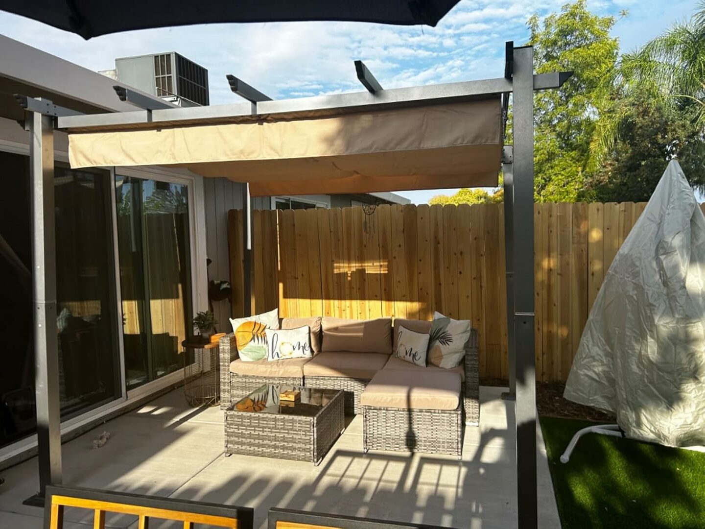 Retractable Pergola with Sun Shade Cover